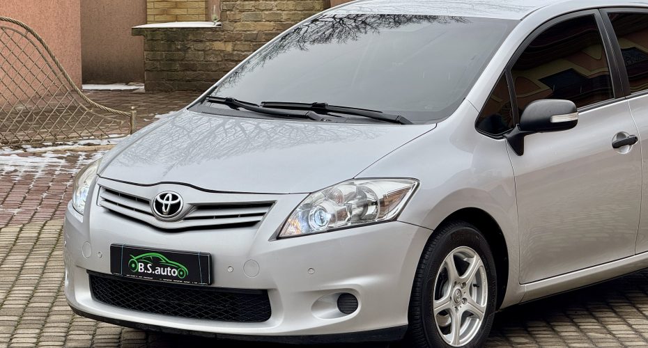 Toyota Auris 2011р продається за 6 900$