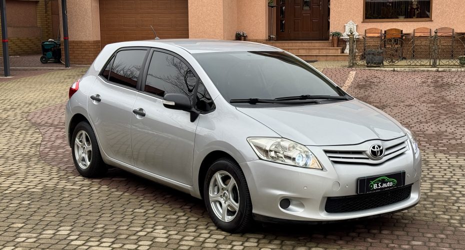 Toyota Auris 2011р продається за 6 900$