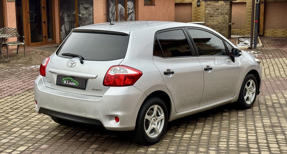 Toyota Auris 2011р продається за 6 900$