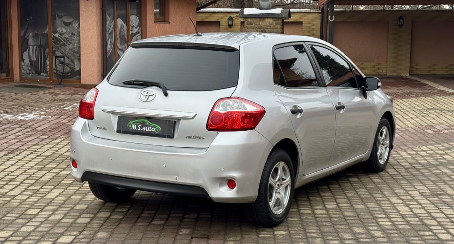 Toyota Auris 2011р продається за 6 900$