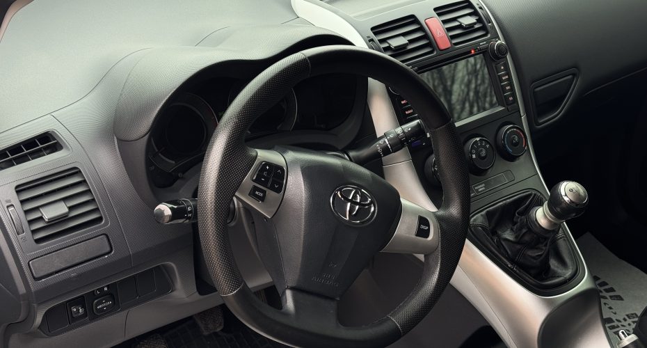 Toyota Auris 2011р продається за 6 900$