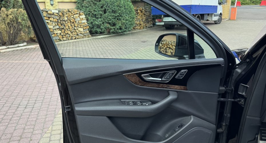 Audi Q7 2016р продається за 25 900 $