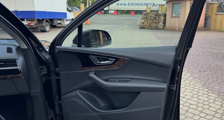 Audi Q7 2016р продається за 25 900 $